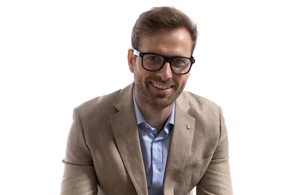 Jovem Empresário Bonito Sorrindo Para Câmera Vestindo Óculos Posando Contra — Fotografia de Stock