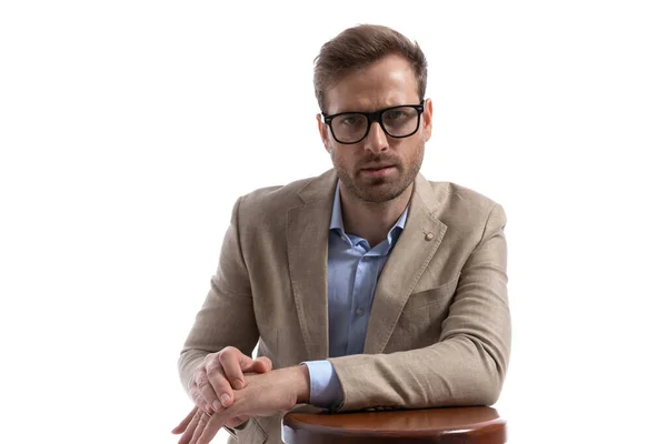 Sexy Geschäftsmann Blickt Die Kamera Trägt Eine Brille Und Ruht — Stockfoto