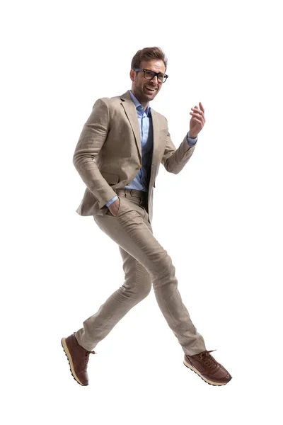 Vista Lateral Empresário Sexy Cruzando Pernas Segurando Uma Mão Bolso — Fotografia de Stock