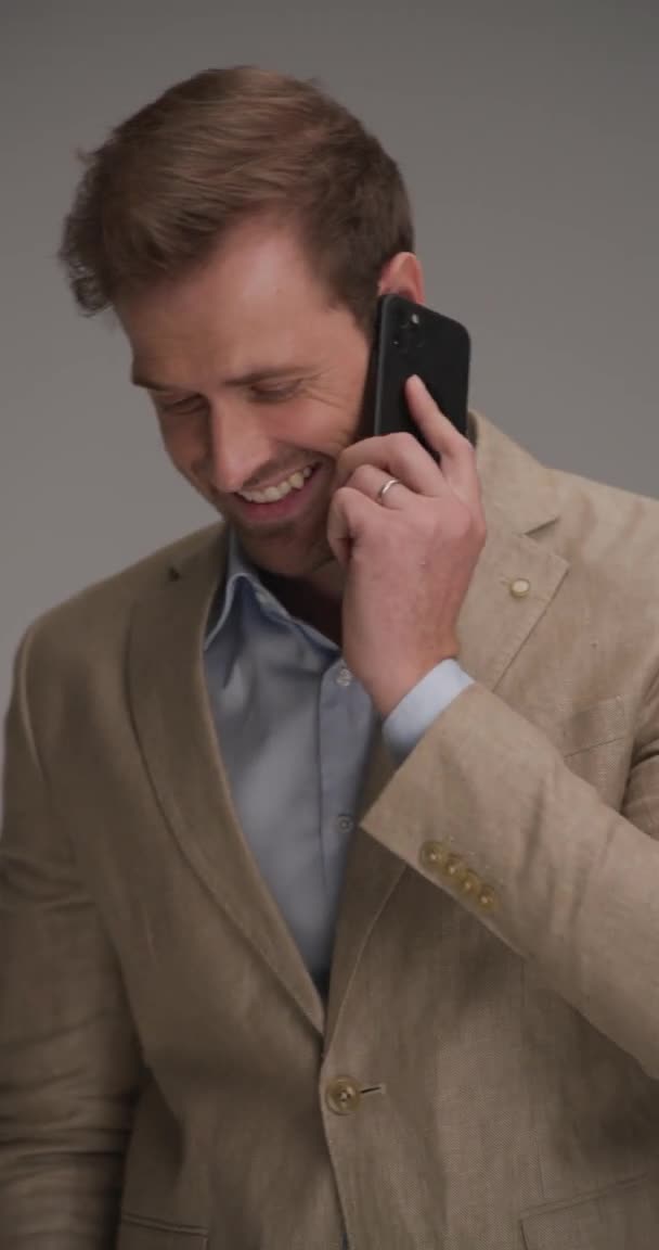 Projekt Video Vzrušeného Mladého Podnikatele Obleku Mluvícího Telefonu Smějícího Držícího — Stock video