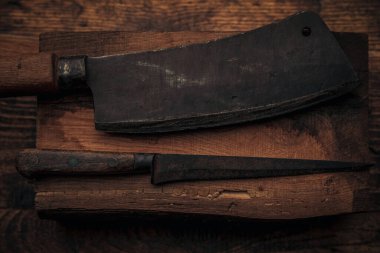 İngiliz bıçağı ve eski paslı satır eski ahşap bir tavernada 