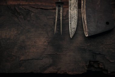 Köy tahtasında eski çatal, bıçak ve satır uçları. 