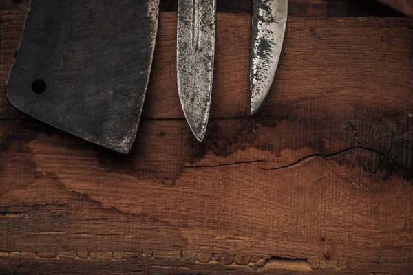 Closeup Tips Knives Cleaver Old Wooden Cutting Board — Stock Photo, Image