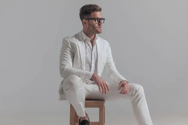 Yakışıklı Adamı Bir Sandalyede Oturuyor Ellerini Kucağında Dinlendiriyor Beyaz Arka — Stok fotoğraf