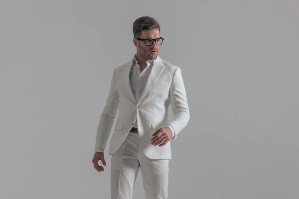 Bonito Empresário Posando Contra Branco Fundo Vestindo Óculos Olhando Para — Fotografia de Stock