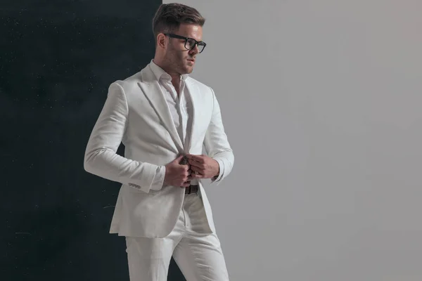 Genç Manken Ceketini Açıyor Beyaz Arka Planda Gözlük Takıyor — Stok fotoğraf