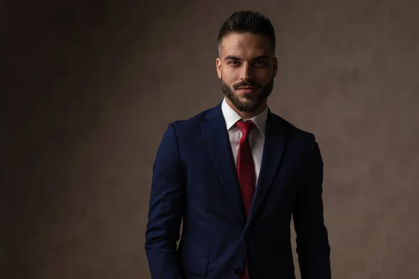 Joven Hombre Negocios Guapo Con Traje Azul Marino Con Corbata — Foto de Stock