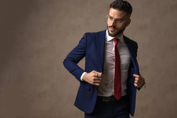 Schöner Geschäftsmann Öffnet Seinen Anzug Trägt Eine Brille Und Posiert — Stockfoto