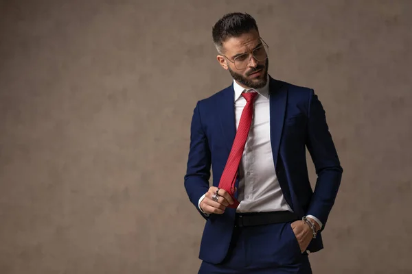 Attraente Uomo Affari Fissare Cravatta Tenendo Una Mano Tasca Guardando — Foto Stock
