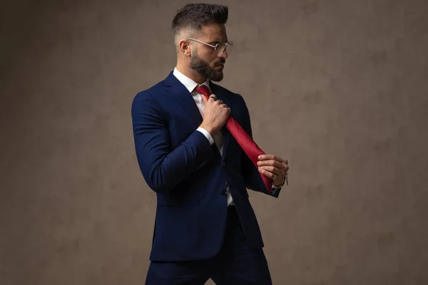Vista Lateral Empresário Bonito Fixando Sua Gravata Posando Como Macho — Fotografia de Stock