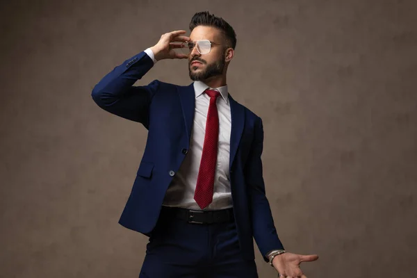 Aantrekkelijke Zakenman Het Regelen Van Zijn Bril Weg Kijken Poseren — Stockfoto
