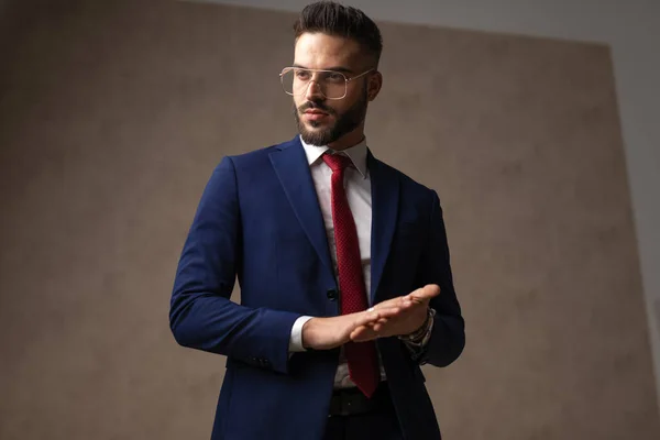 Knappe Zakenman Wrijft Zijn Handpalmen Kijkt Weg Draagt Bril Tegen — Stockfoto