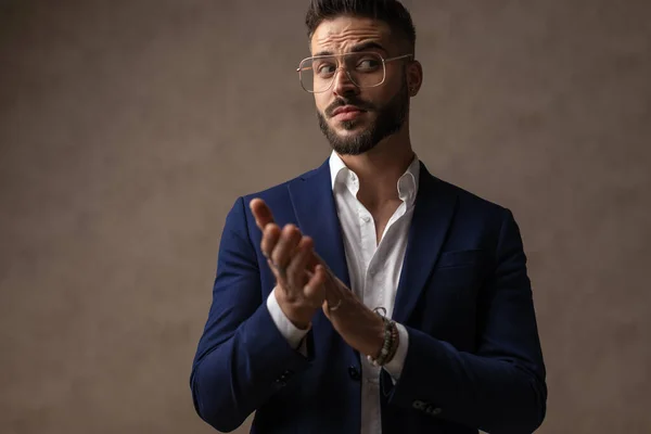 Giovane Uomo Affari Bello Strofinando Palmi Delle Mani Guardando Con — Foto Stock