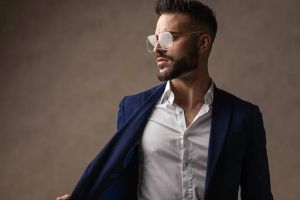 Atractivo Hombre Negocios Mirando Hacia Lado Tirando Chaqueta Posando Con — Foto de Stock