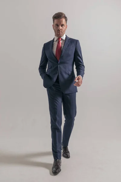 Celý Obrázek Muže Elegantním Obleku Držící Ruku Kapse Sebevědomě Kráčející — Stock fotografie