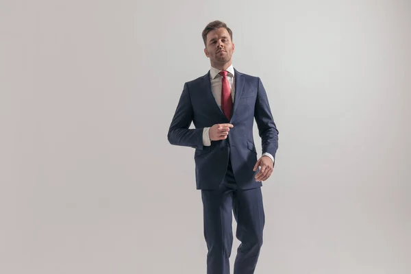 Retrato Belo Empresário Abotoando Fechando Terno Elegante Enquanto Caminhava Sobre — Fotografia de Stock