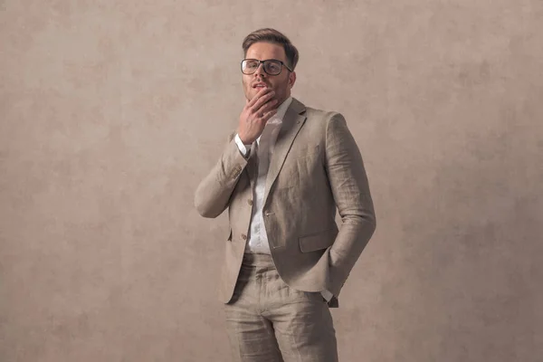Sebevědomý Podnikatel Brýlemi Drží Ruku Kapse Dotýká Bradu Přemýšlivý Přemýšlí — Stock fotografie