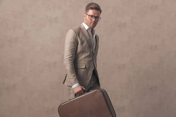 Fresco Joven Hombre Negocios Con Maleta Caminar Estar Seguro Fondo — Foto de Stock