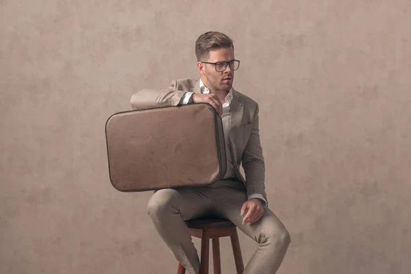 Smart Casual Fashion Man Γυαλιά Που Κοιτάνε Στο Πλάι Και — Φωτογραφία Αρχείου