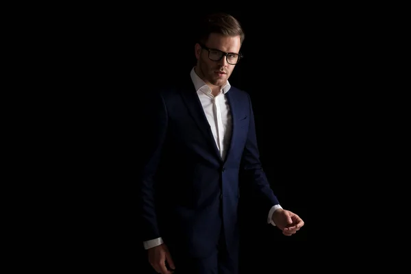 Homem Negócios Confiante Com Óculos Posando Uma Luz Moda Uma — Fotografia de Stock