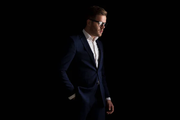 Retrato Hombre Elegante Con Gafas Cogidas Mano Bolsillo Mirando Lado — Foto de Stock