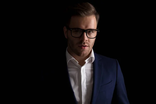 Retrato Empresário Inteligente Com Óculos Posando Uma Luz Moda Frente — Fotografia de Stock