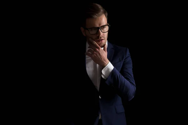 Pensiv Affärsman Med Glasögon Som Tittar Sidan Vidrör Haka Och — Stockfoto