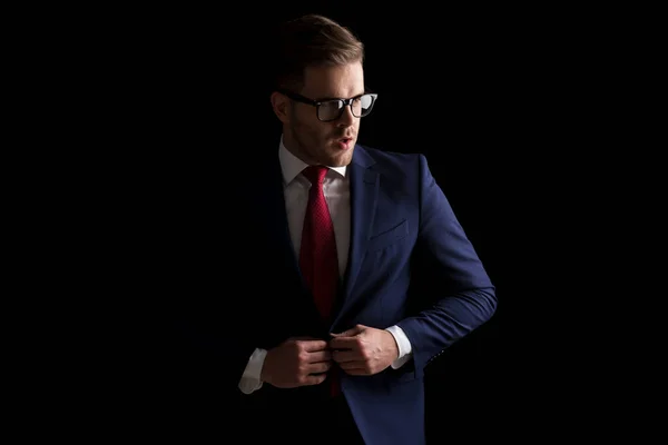 Κομψό Νεαρός Επιχειρηματίας Γυαλιά Ψάχνει Για Πλευρά Και Ξεκούμπωμα Κοστούμι — Φωτογραφία Αρχείου