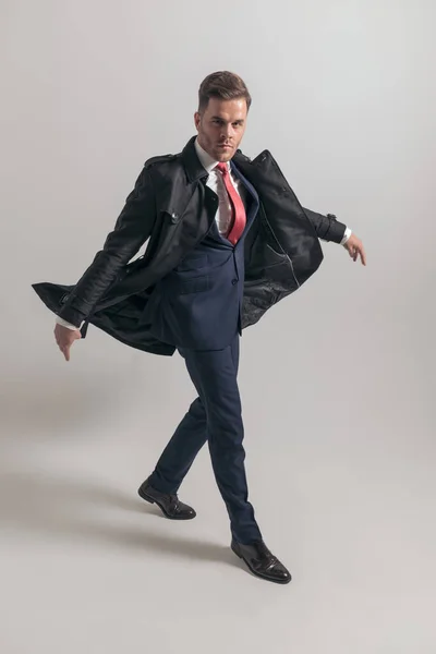 Cool Επιχειρηματίας Κοστούμι Μακρύ Παλτό Περπάτημα Αυτοπεποίθηση Μπροστά Από Γκρι — Φωτογραφία Αρχείου