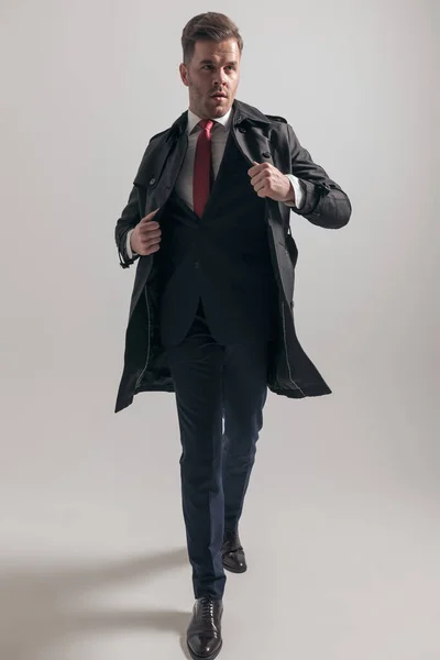 Sexy Moda Człowiek Elegancki Garnitur Patrząc Bok Dostosowanie Długo Płaszcz — Zdjęcie stockowe
