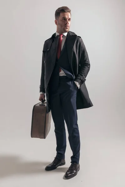 Elegante Hombre Traje Con Mano Bolsillo Que Sostiene Maleta Mirando — Foto de Stock