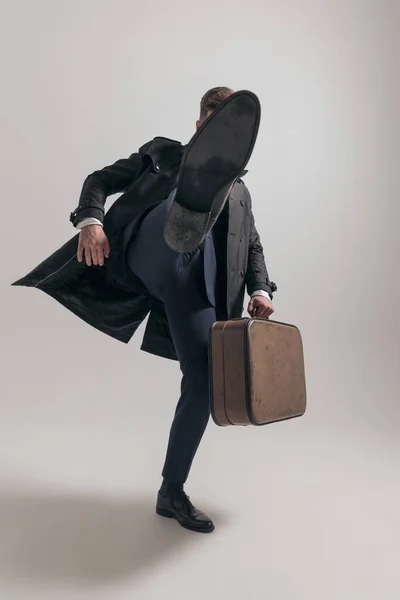 Cool Affärsman Kostym Med Portfölj Håller Benet Luften Och Sparkar — Stockfoto