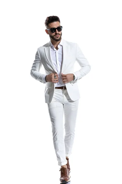 Elegante Chico Sin Afeitar Con Gafas Sol Abotonando Traje Blanco — Foto de Stock