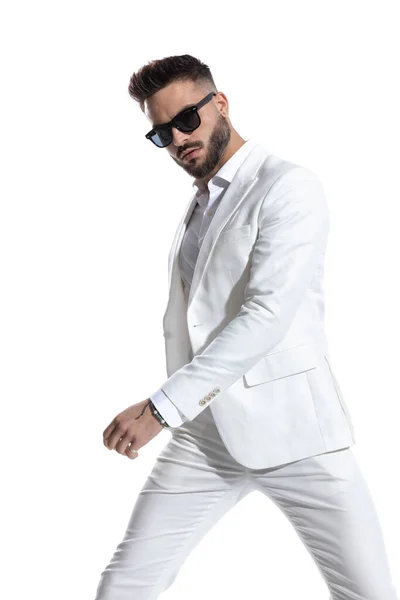 Unshaved Young Guy White Suit Glasses Holding Arms Fashion Pose — Stock Photo, Image