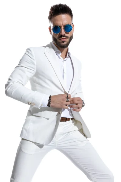 Homme Mode Sexy Avec Rétro Lunettes Soleil Boutonnage Costume Posant — Photo