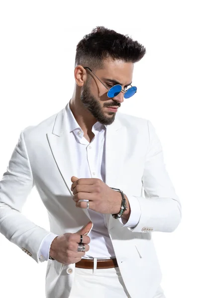 Cooler Junger Mann Mit Retro Sonnenbrille Anzug Und Modelicht Auf — Stockfoto