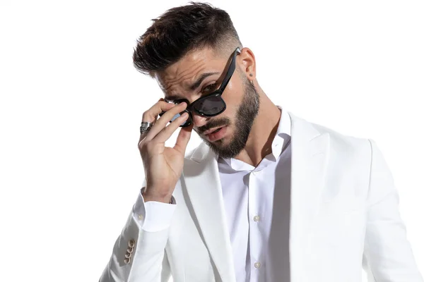 Porträtt Sexig Skäggig Man Som Tar Glasögon Och Poserar Mode — Stockfoto