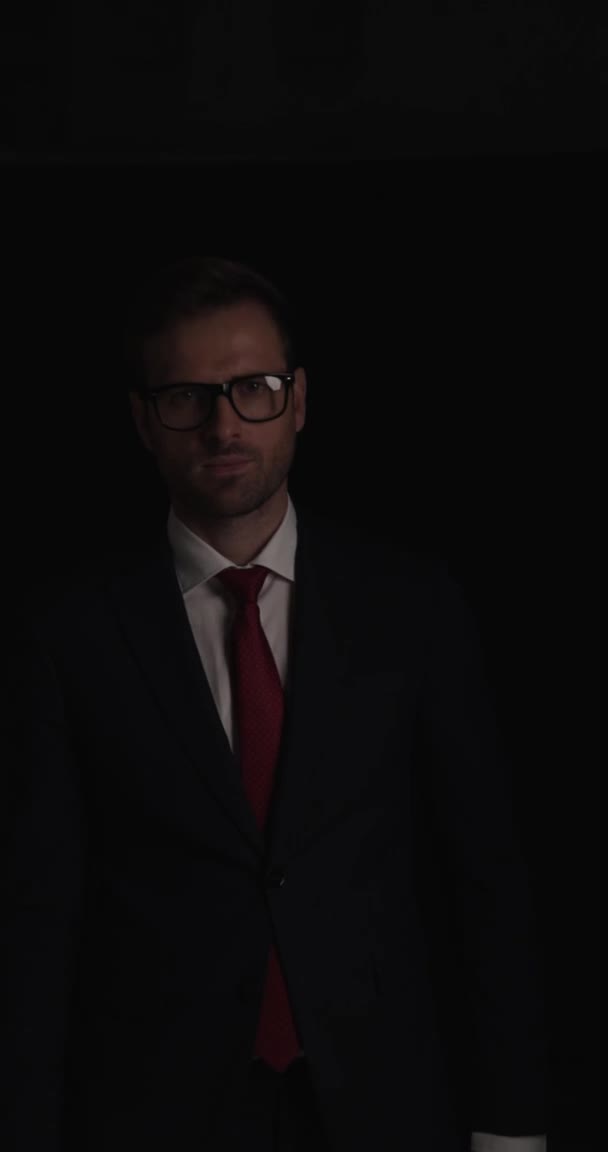 Yakışıklı Adamı Kameraya Doğru Yürüyor Kravatını Düzeltiyor Gülümsüyor Gözlük Takıyor — Stok video
