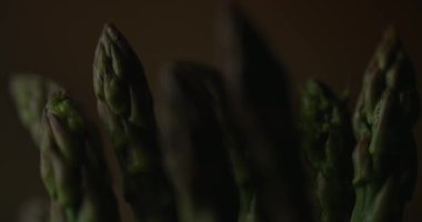 Çiğ yeşil sebzeler pişirilmeye hazır.