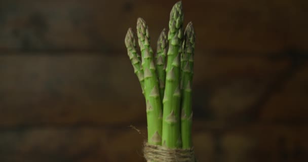 Frischer Spargelstrauß Mit Seil Schleife Gebunden Und Kreis Gedreht — Stockvideo