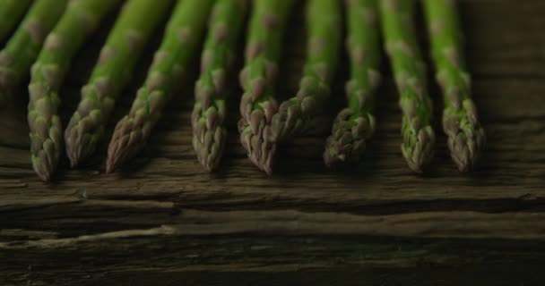 Repas Sain Herbe Moineau Sur Une Vieille Planche Découper Glissant — Video