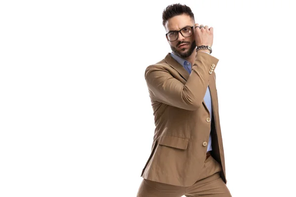 Cool Ung Affärsman Med Glasögon Tittar Bort Håller Armarna Mode — Stockfoto