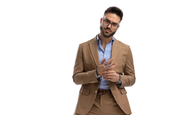 Retrato Sexy Hombre Negocios Con Gafas Tocando Palmas Dedos Sobre — Foto de Stock
