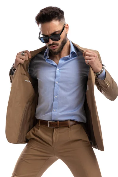 Sexig Ung Affärsman Med Glasögon Tittar Ner Och Justera Kostym — Stockfoto