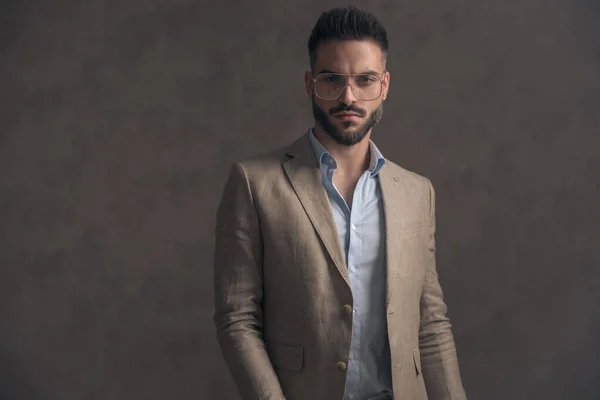 Ritratto Uomo Sexy Non Rasato Con Occhiali Abito Beige Posa — Foto Stock