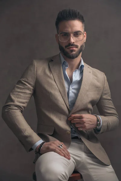 Sexy Geschäftsmann Mit Brille Arrangieren Und Öffnen Anzug Während Auf — Stockfoto