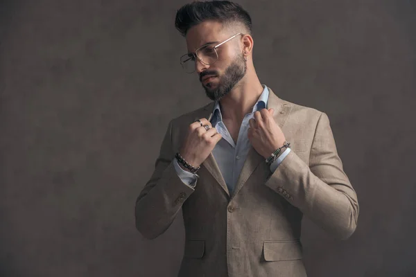 Retrato Hombre Negocios Sin Afeitar Con Gafas Que Arreglan Chaqueta —  Fotos de Stock