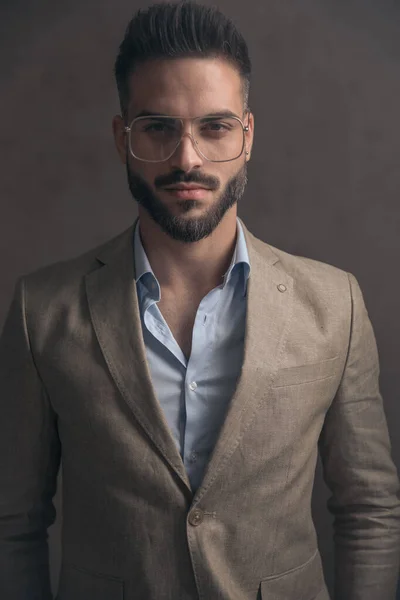 Porträtt Attraktiv Ung Man Med Glasögon Beige Kostym Poserar Ett — Stockfoto