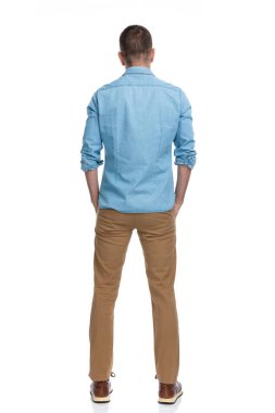 Sıradan kot gömlekli, elleri ceplerinde beyaz arka planda duran bir adamın arka planı.