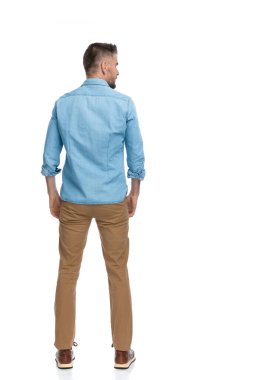 Gri elbiseli, Chino pantolonlu ve spor ayakkabılı, stüdyoda beyaz arka planda yer almak isteyen gri adamın arka plan görüntüsü.